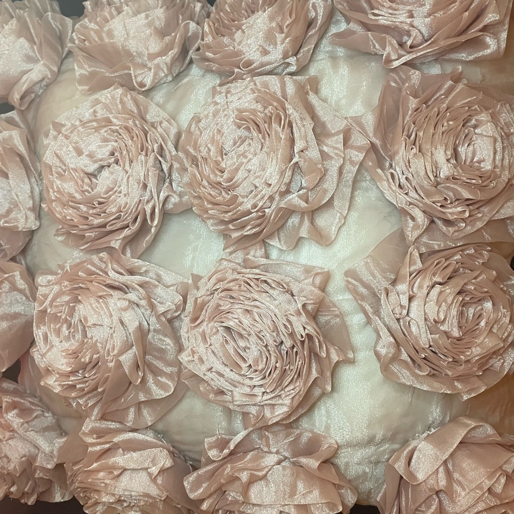 🩷Elegant Floral Accent Pillow in Pink💕 - Picture 3 of 4